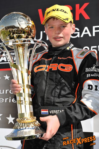 Max Verstappen met beker